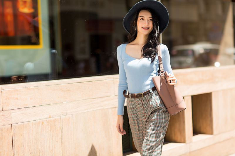 Quần baggy hoạ tiết caro và áo len